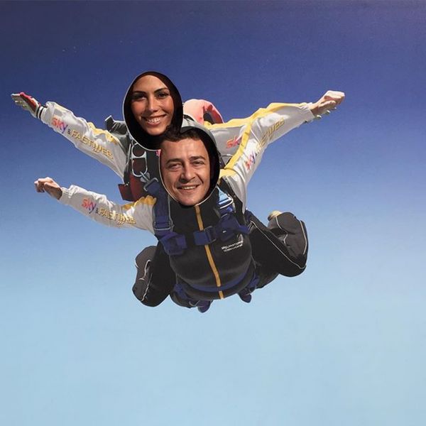 Πέταξαν στα σύννεφα ο Έλληνας παρουσιαστής ειδήσεων με την σύζυγό του!