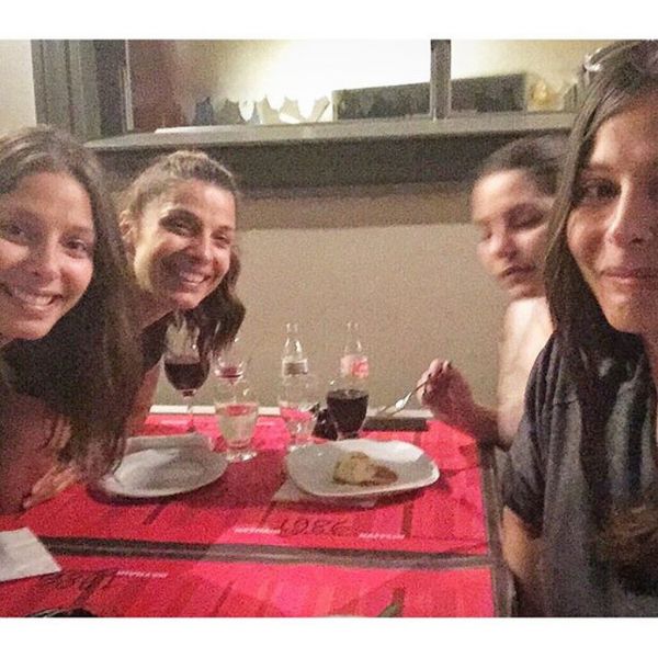 Πόπη Τσαπανίδου: Σπάνια φωτό! Μεσημεριανή βόλτα με τις κόρες της