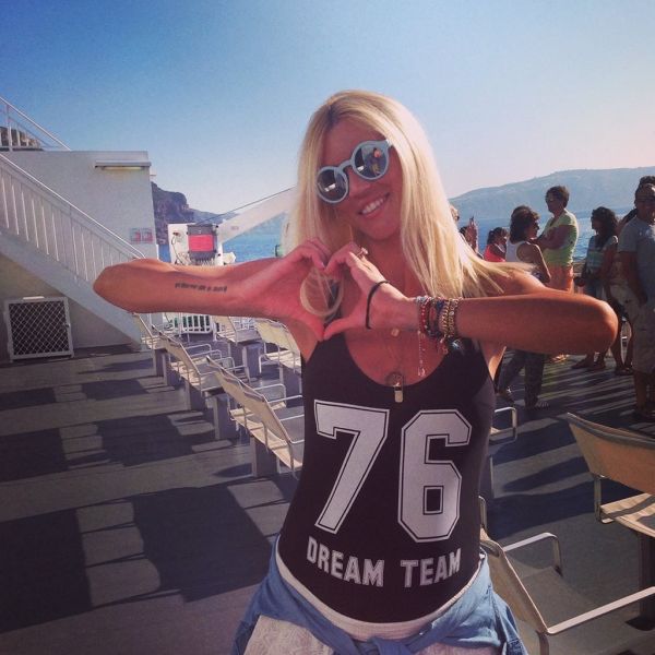 Όλοι στην άκρη... περνά ο γιος της (φωτό)