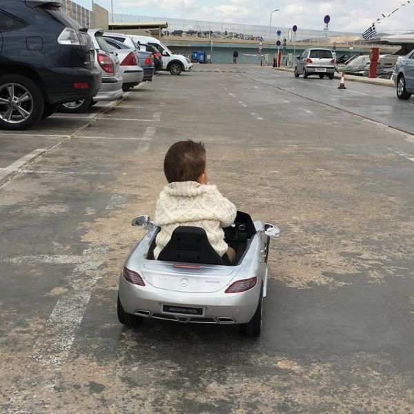 Όλοι στην άκρη... περνά ο γιος της (φωτό)