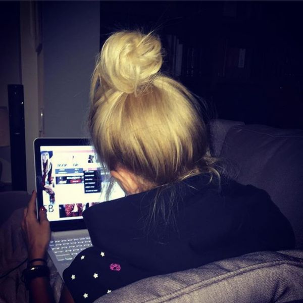 Σκορδά: Δείτε να χουχουλιάζει στον καναπέ της αγκαλιά με το pc της!