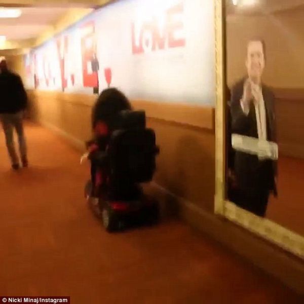 Απίστευτο! Τραγουδίστρια κοροϊδεύει γυναίκα καθηλωμένη σε αναπηρικό καροτσάκι