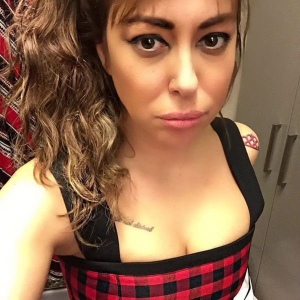 Η τραγουδίστρια... μπεμπέκα!