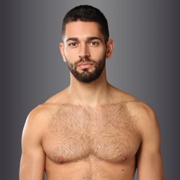 Έλληνας μοντέλο στόλισε το δέντρο μόνο με το… σκουφάκι του!