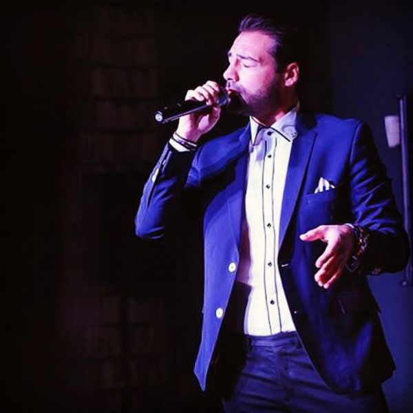 Έλληνας τραγουδιστής έχασε 110 κιλά και έγινε αγνώριστος