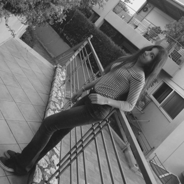 Θα πάθετε πλάκα με την κόρη του Βασίλη Νομικού