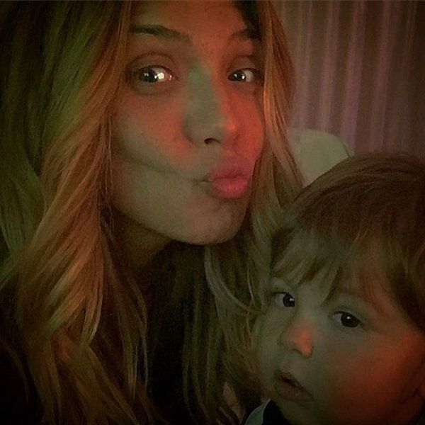 H Ηλιάδη χωρίς ίχνος μακιγιάζ, αγκαλιά με το γιο της