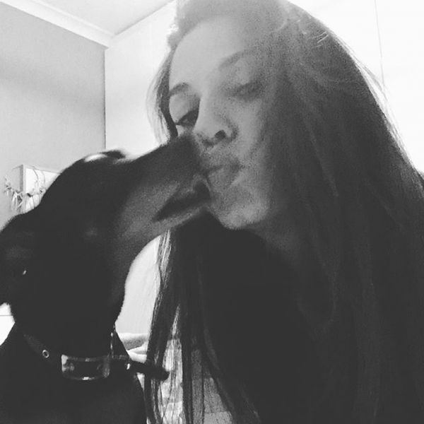 Κατερίνα Παπουτσάκη: Δείτε ποιον φιλά στο στόμα