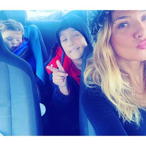 Η selfie της Ηλιάδη με τους γιους της στο αυτοκίνητο!