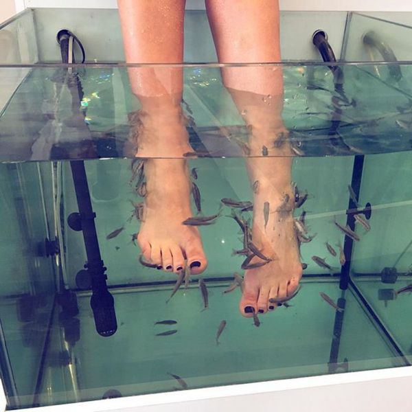 Μανικιούρ-πεντικιούρ με ψαράκια για μαμά και κόρη