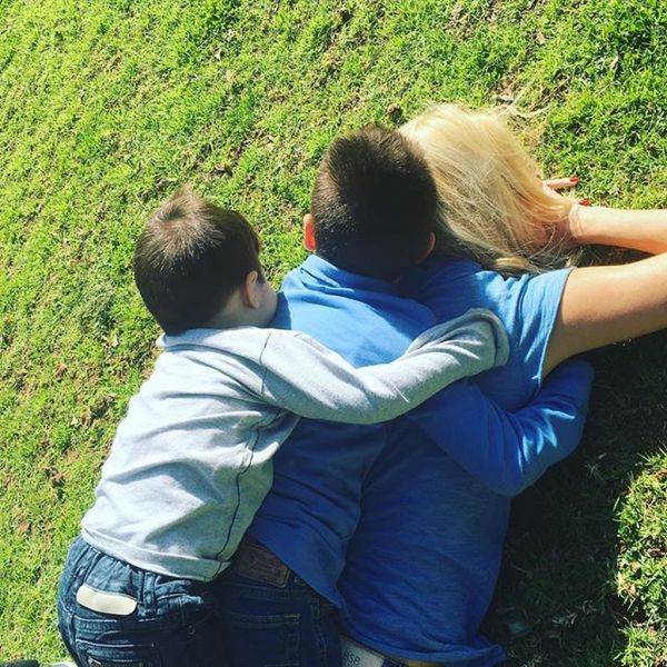 Σκορδά: Ξαπλωμένη στο γρασίδι αγκαλιά με τους γιους της (φωτο)