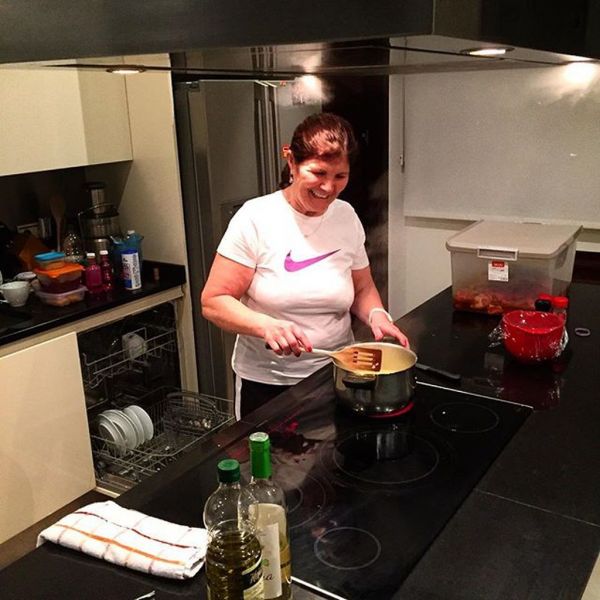 Βραδινό φαγητό από τα χεράκια της μαμάς του