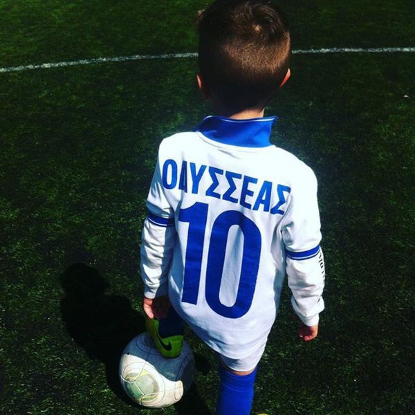 Ο γιος του παρουσιαστή ετοιμάζεται να «οργώσει» τα γήπεδα