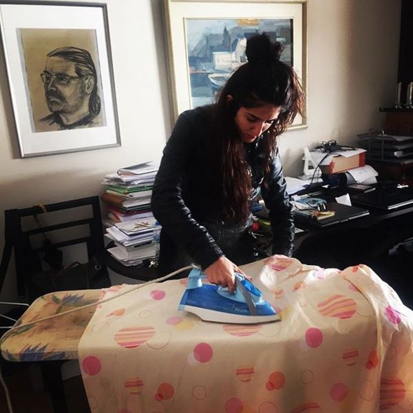 Πήγε στη μαμά της για επίσκεψη και εκείνη την «έστρωσε» στις δουλειές 