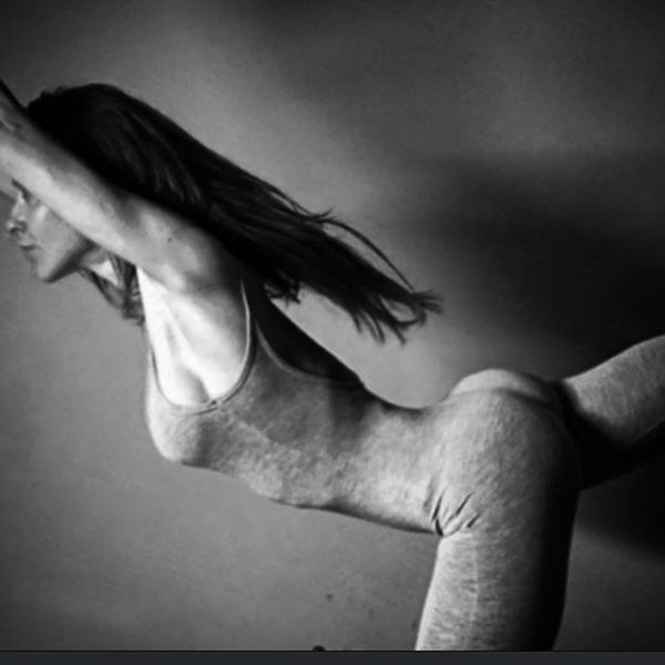 Σύζυγος Έλληνα ηθοποιού «αναστατώνει» με τις σέξι καμπύλες της