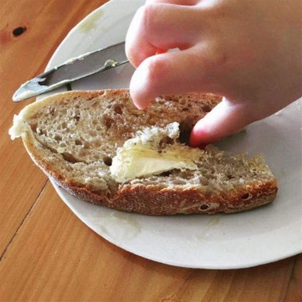 Η Παπουτσάκη φωτογραφίζει τον γιο της την ώρα  που τρώει