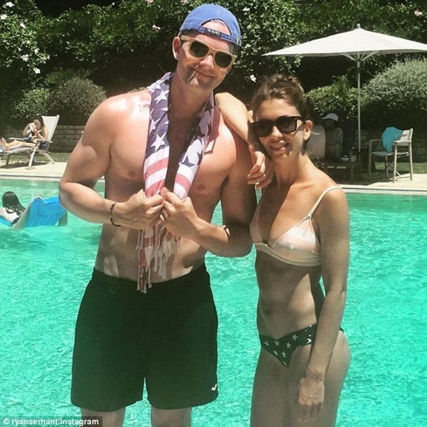 Αμερικανός παρουσιαστής παντρεύτηκε με Ελληνίδα στην Κέρκυρα και δεν το πήρε κανείς χαμπάρι