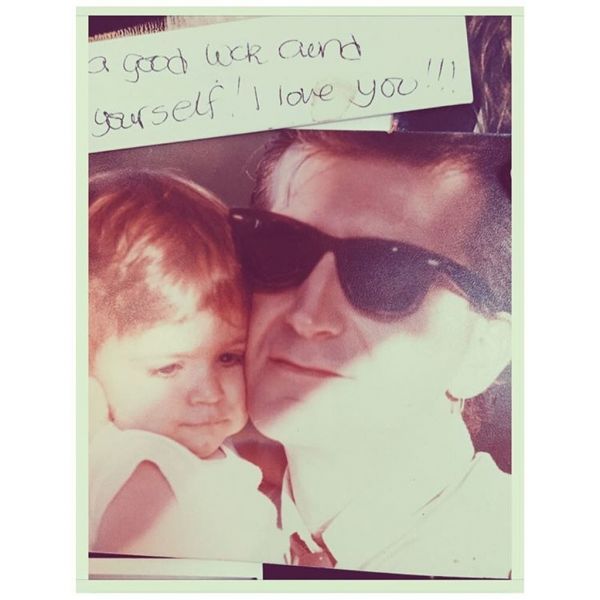 Η Σοφία Καρβέλα στην αγκαλιά του πατέρα της