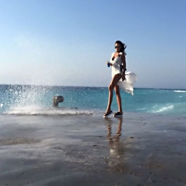 Η Ιωάννα Λίλη πιο σέξι από ποτέ ποζάρει δίπλα στο κύμα!