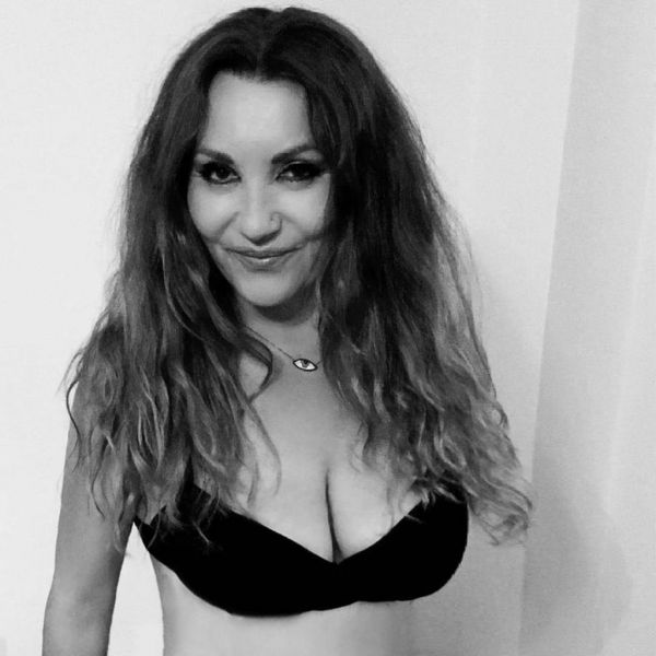 Ελληνίδα τραγουδίστρια «ανέβασε» φωτό μόνο με τα εσώρουχα και «έριξε» το instagram