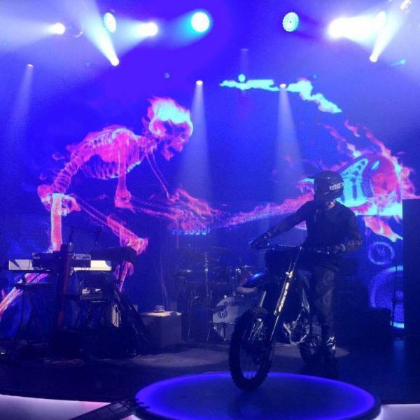 Ποιος καλλιτέχνης θα κάνει σούζες με την μηχανή του επί σκηνής;