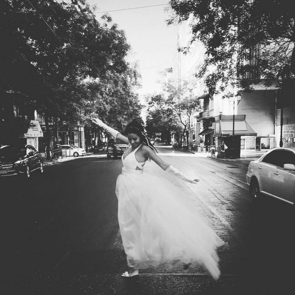 Η Αλεξανδράκη νυφούλα μπροστά στην Βουλή!