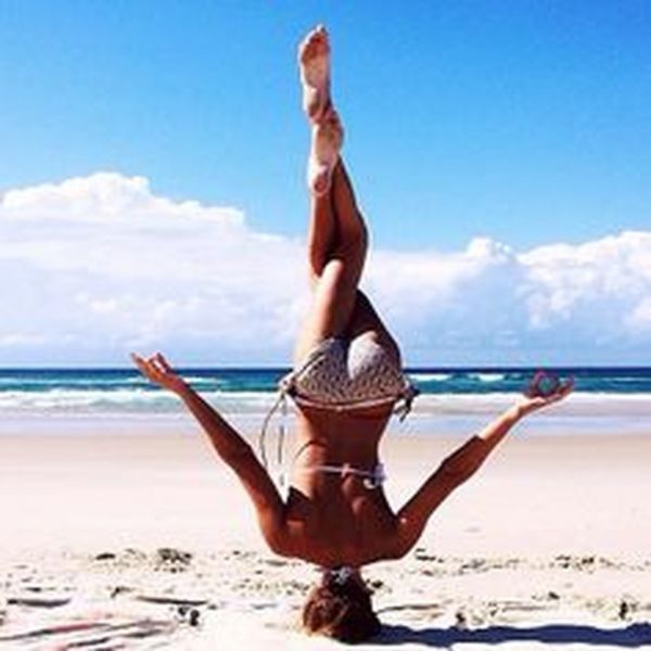 Κάνει yoga και τρελαίνει το Instagram