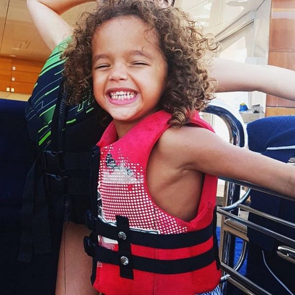 H Mariah Carey στην Σαντορίνη