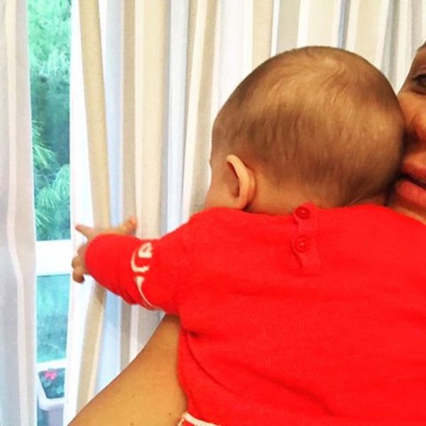 Λιώσαμε! Ποζάρει αγκαλιά με τον μπόμπιρά της και «ρίχνει» το facebook