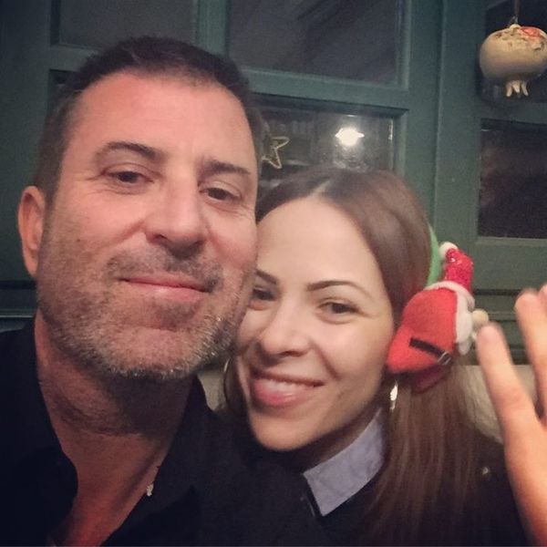 Έλληνας παρουσιαστής δελτίου ειδήσεων ποζάρει αγκαλιά με τη σύζυγό του