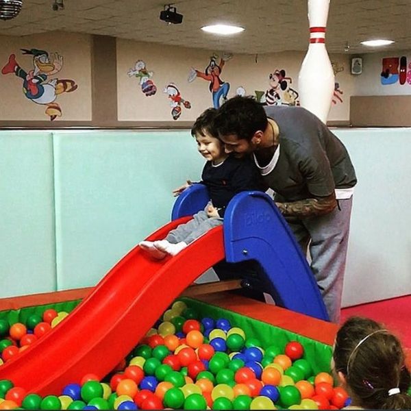 Ηλιάδη-Γκέντσογλου: Σε παιδότοπο με τον γιο τους