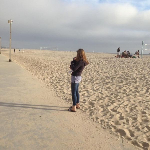 Βόλτα στην παραλία με το νεογέννητο η... 