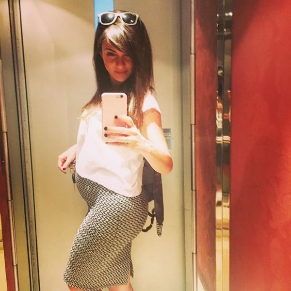 Ελληνίδα ηθοποιός ποζάρει για μια selfie με φουσκωμένη κοιλίτσα