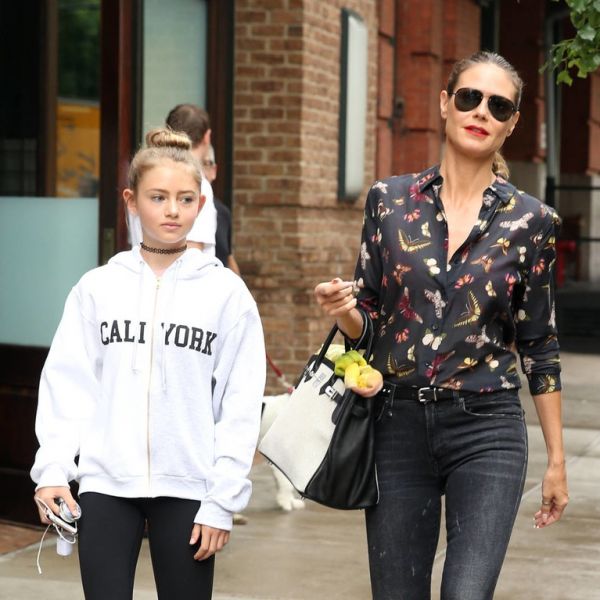 Μαμά και κόρη μοιάζουν απίστευτα