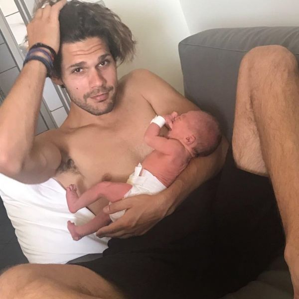 Λιώσαμε! Ζευγάρι της ελληνικής showbiz δημοσίευσε φωτό στο instagram του 8 ημερών γιου του!