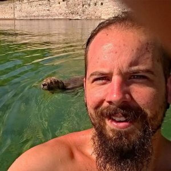 Αυτός είναι ο άγνωστος 26χρονος αδερφός του Σάκη Ρουβά