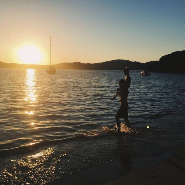 Η Κάτια Ζυγούλη φωτογράφισε τον Σάκη Ρουβά με τον Αλέξανδρο να παίζουν στην παραλία! 