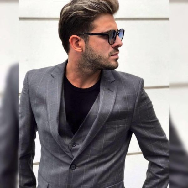 Ποζάρει και τρελαίνει τις θαυμάστριες του