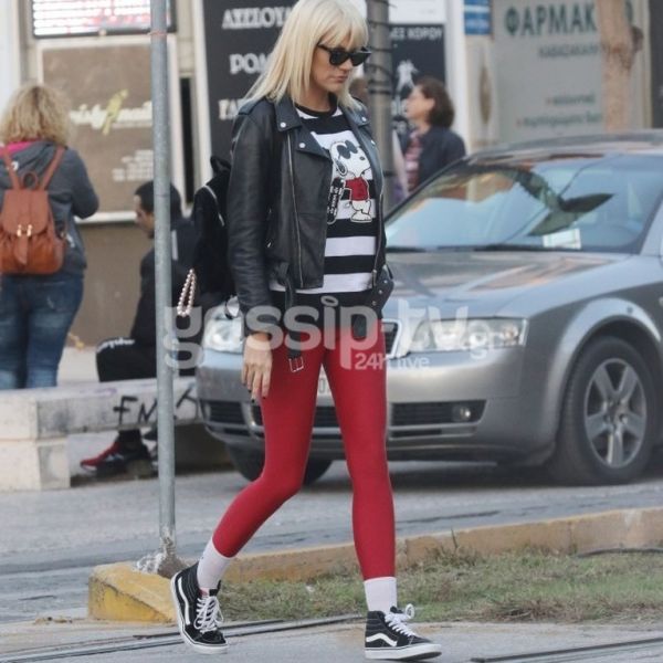 Έβαλε αυτές τις κάλτσες και πήγε βόλτα στην Γλυφάδα