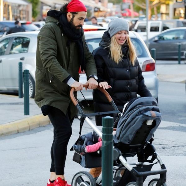 Δυο ευτυχισμένοι γονείς είναι ο Γιώργος Παράσχος και η Χρύσα Κροκίδα