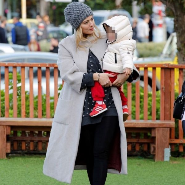 Η Δέσποινα Καμπούρη με την κορούλα της στην Γλυφάδα