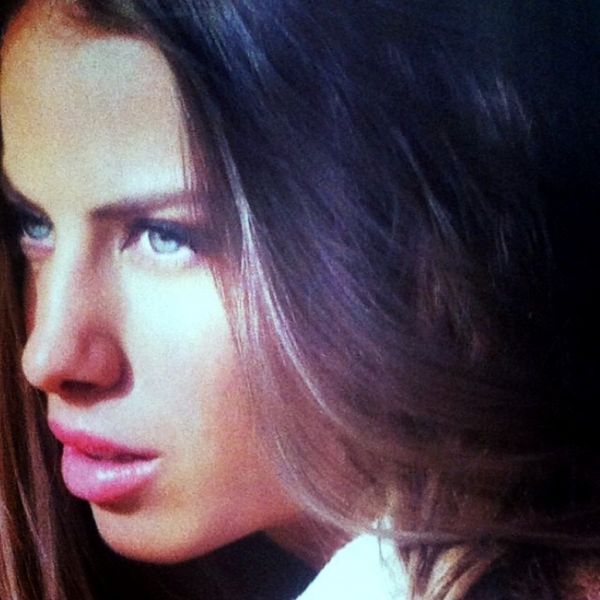  Δείτε την καλά! Σας θυμίζει κάποια; Είναι η αδελφή της...