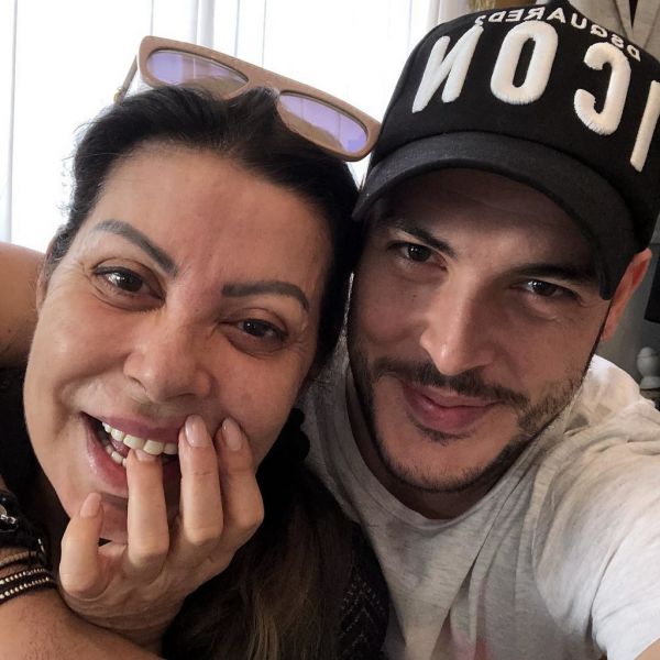  Ποια είναι η κυρία δίπλα στον Σάκη Αρσενίου;