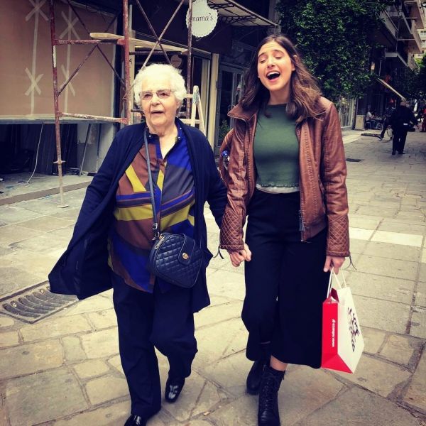 Φωτεινή Αθερίδου: Γιαγιά και εγγονή στο τσακίρ κέφι - Δείτε την ηθοποιό να χορεύει με τη γιαγιά της