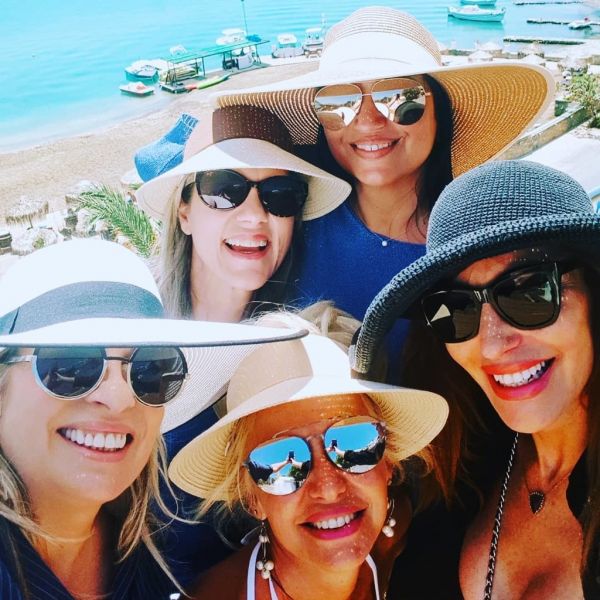 Βίκυ Χατζηβασιλείου: Reunion με τις φίλες της 