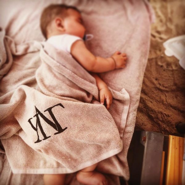 Φωτογραφίζει τον έξι μηνών γιο της στην παραλία