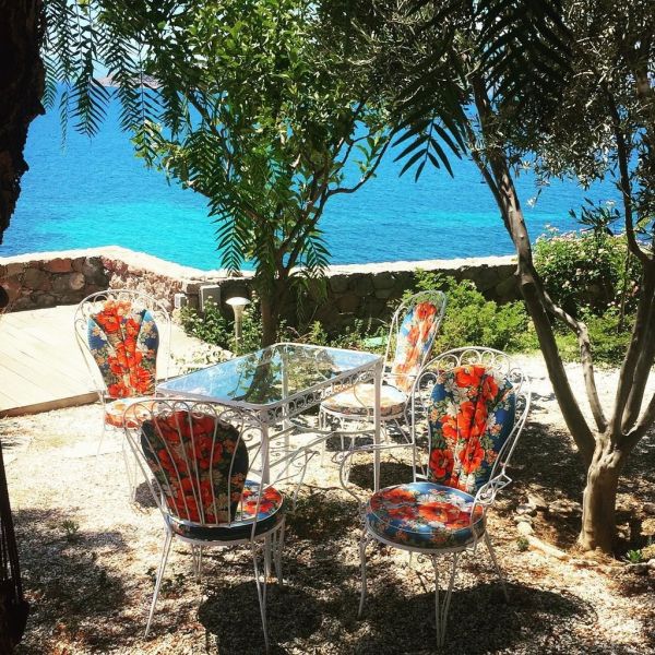 Καρύδη – Αθερίδης: Αυτό είναι το εντυπωσιακό τους σπίτι στην Αίγινα