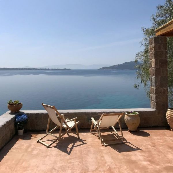 Καρύδη – Αθερίδης: Αυτό είναι το εντυπωσιακό τους σπίτι στην Αίγινα