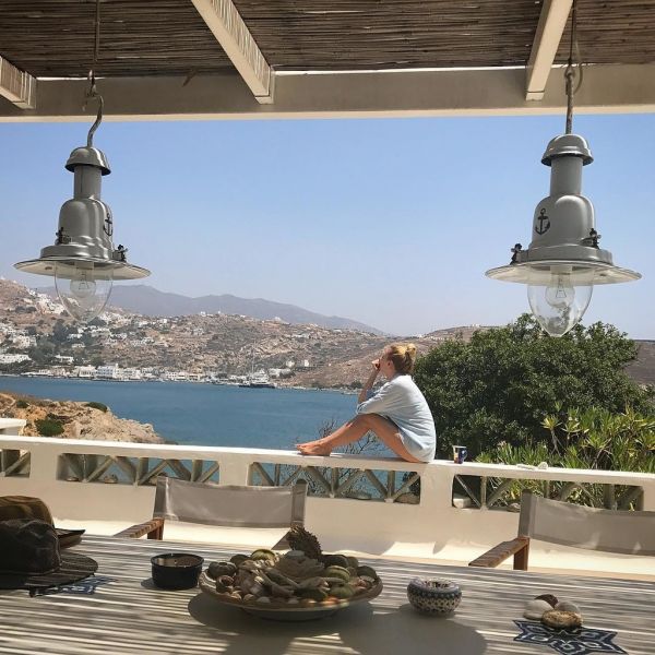 Καρύδη – Αθερίδης: Αυτό είναι το εντυπωσιακό τους σπίτι στην Αίγινα