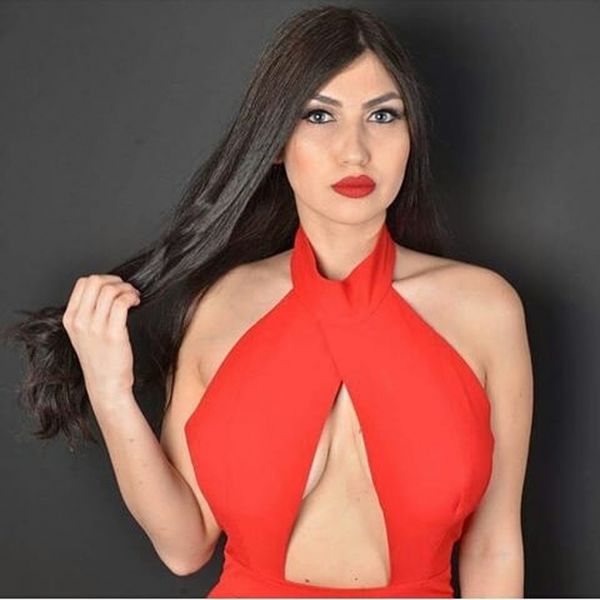 Power of love: Η Κυριακή σκορπά «απανωτά εγκεφαλικά» με το κόκκινο φουστάνι της